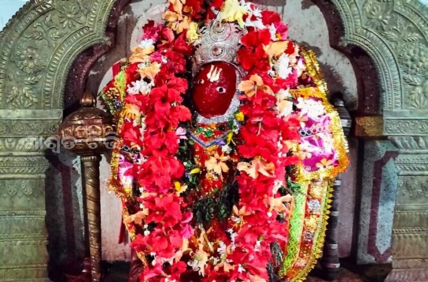  ଦଶପଲ୍ଲା ରାଜା ଶ୍ରୀ ଶ୍ରୀ ତ୍ରିଲୋଚନ ଭଞ୍ଜଦେଓ ଙ୍କ ଦ୍ଵାରା (ଖ୍ରୀ:1753-1775) ରେ ପ୍ରତିଷ୍ଠିତ ଦଶପଲ୍ଲା ମହାବୀର ମନ୍ଦିରରେ ମହାବୀର ଙ୍କ ଦର୍ଶନ